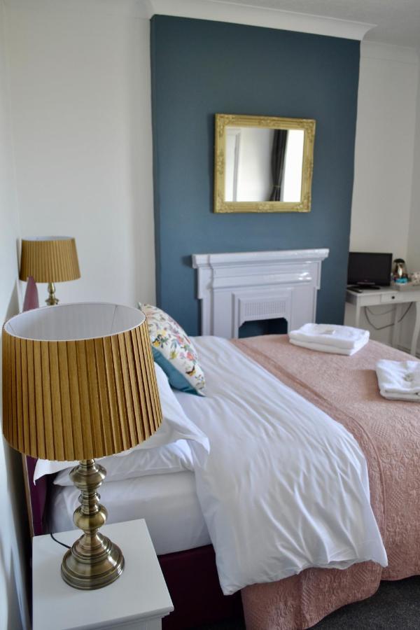 Hotel The Nags Head Lyme Regis Zewnętrze zdjęcie